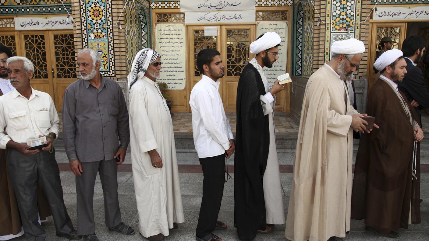 Iran votazioni fila seggi 14.06.2013 re.jpg