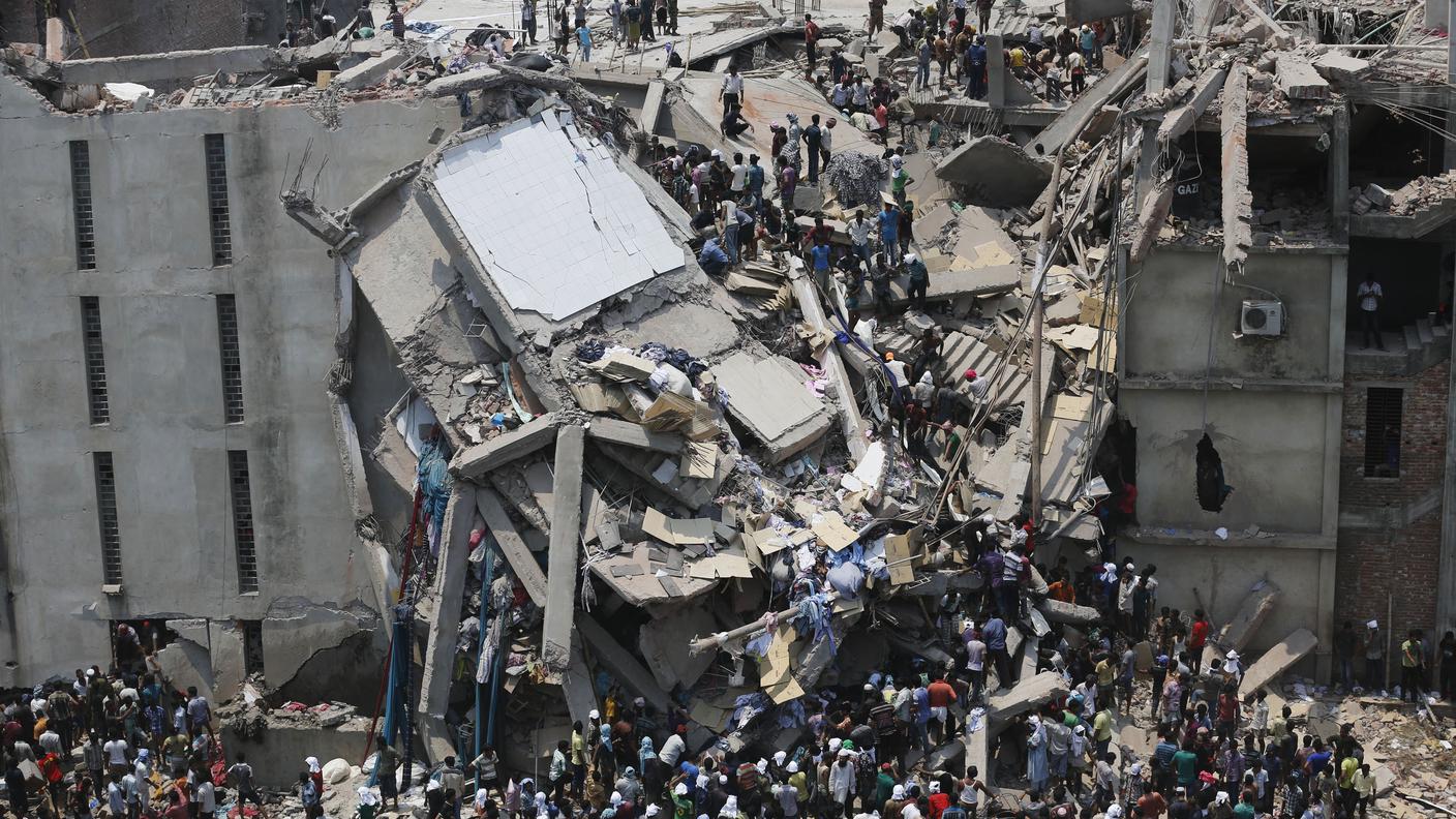 bangladesh dacca savar crolla palazzina 24.4.13 re.jpg