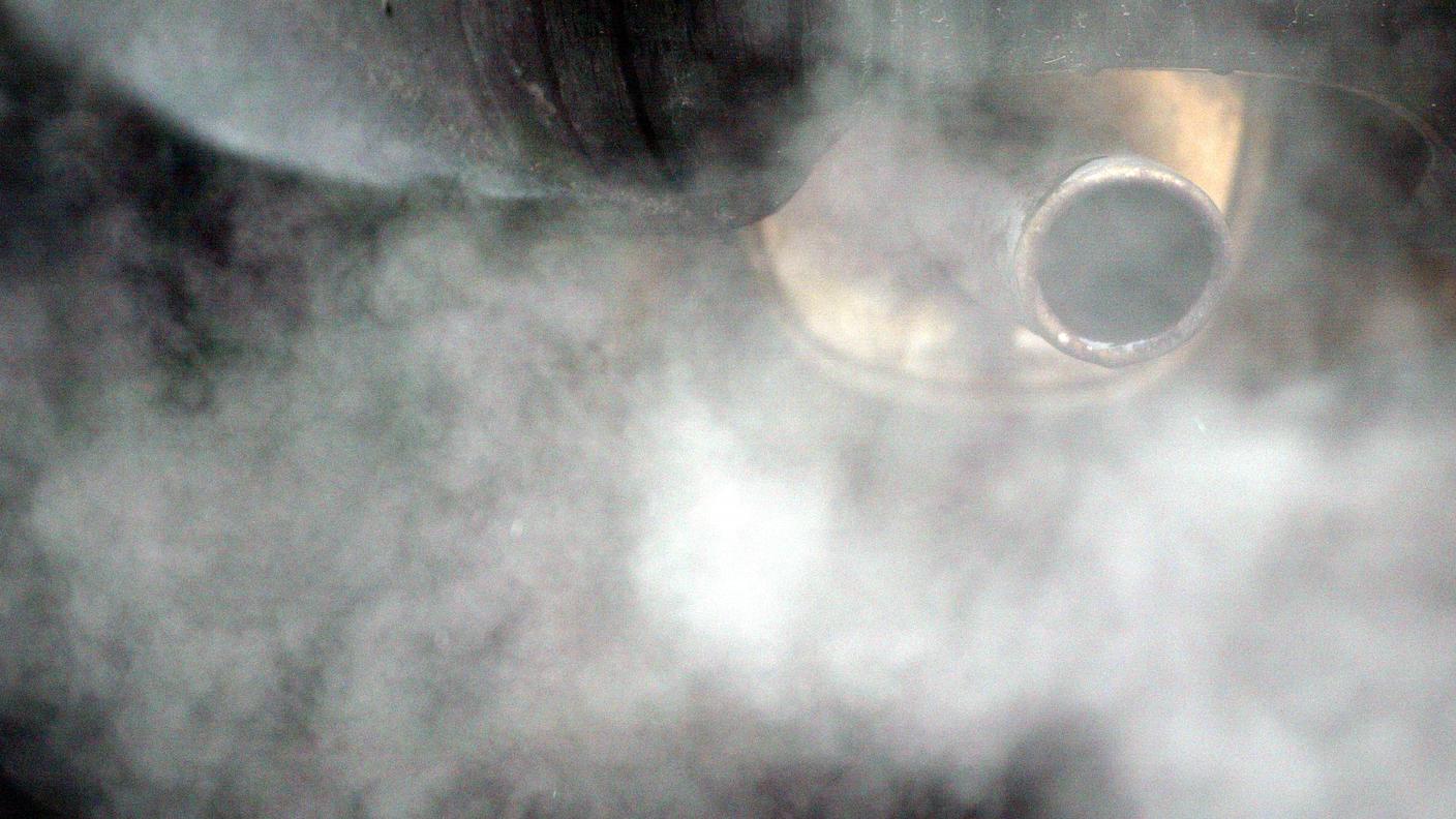 auto scarico inquinamento reuters.jpg