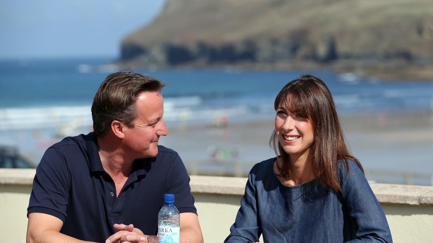 Dietro un grande uomo c'è sempre una grande donna. Probabilmente è vero. Come è vero che sempre più spesso sono le stesse donne ha afferrare le redini del potere. Che dietro una grande donna, ci sia un grande uomo? Nella foto il premier inglese David Cameron e la moglie Samantha
