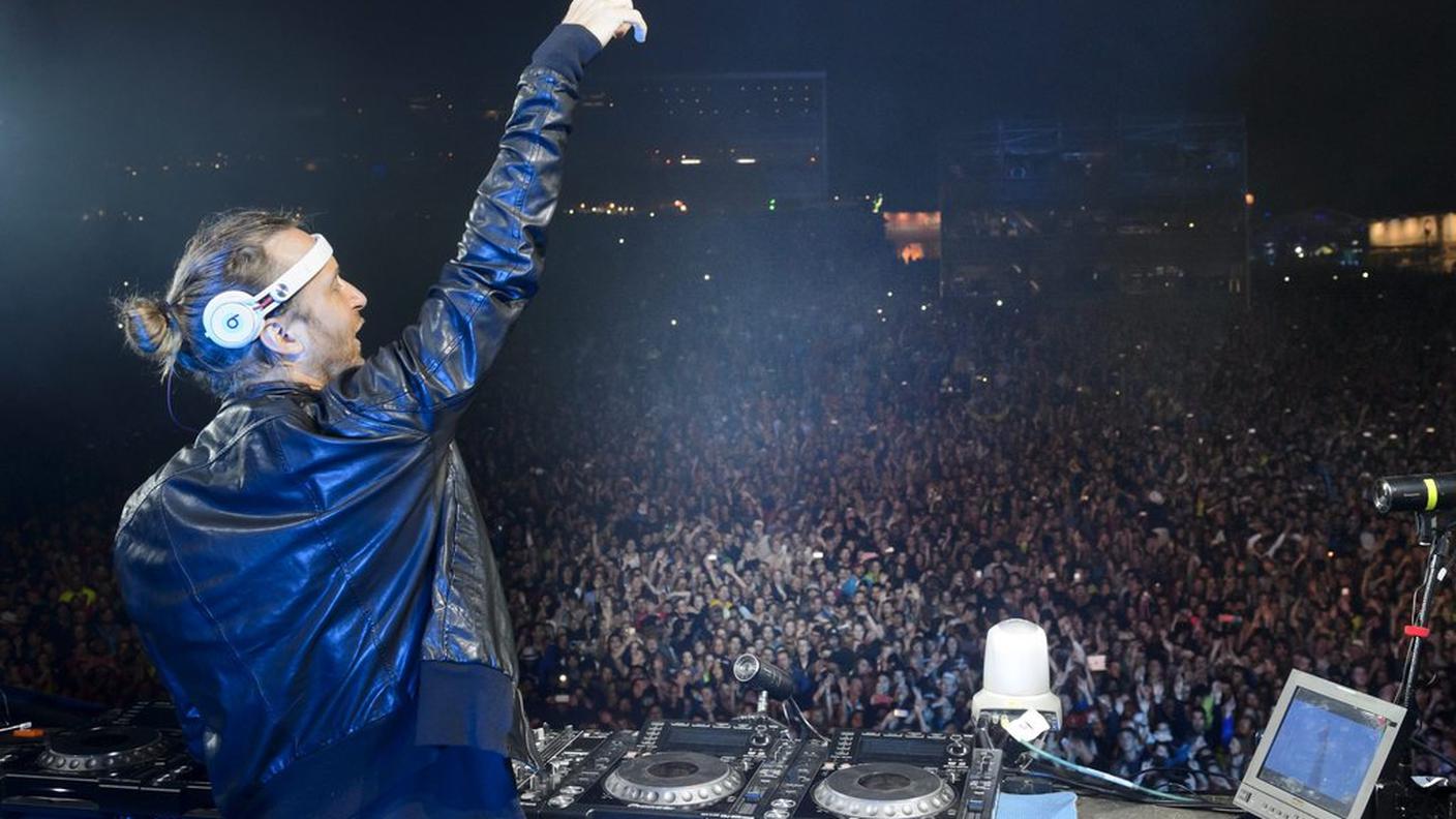 David Guetta davanti ad una folla oceanica domenica a Nyon