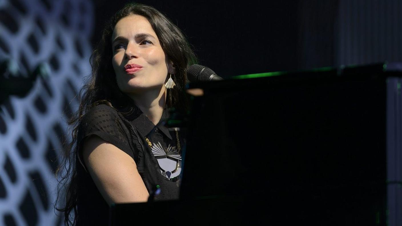 La cantautrice israeliana Yael Naim durante la sua esibizione al Paléo