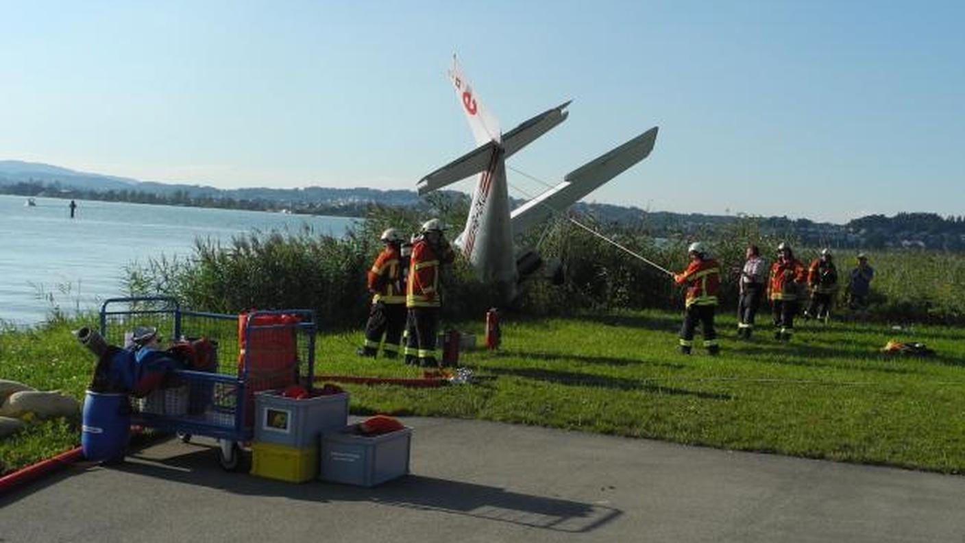I pompieri nelle operazioni di recupero dell'aereo finito nel lago