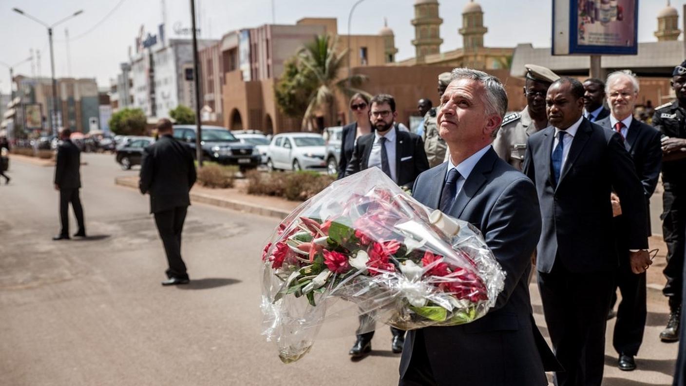 Burkhalter con il mazzo di fiori in ricordo di Rey e Lamon