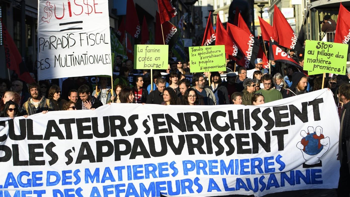 I manifestanti che hanno protestato contro i traders nelle vie di Losanna
