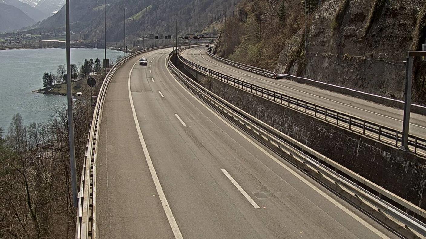 L'autostrada A2 poco dopo il tunnel del Seelisberg verso le 13.00 di venerdì è deserta