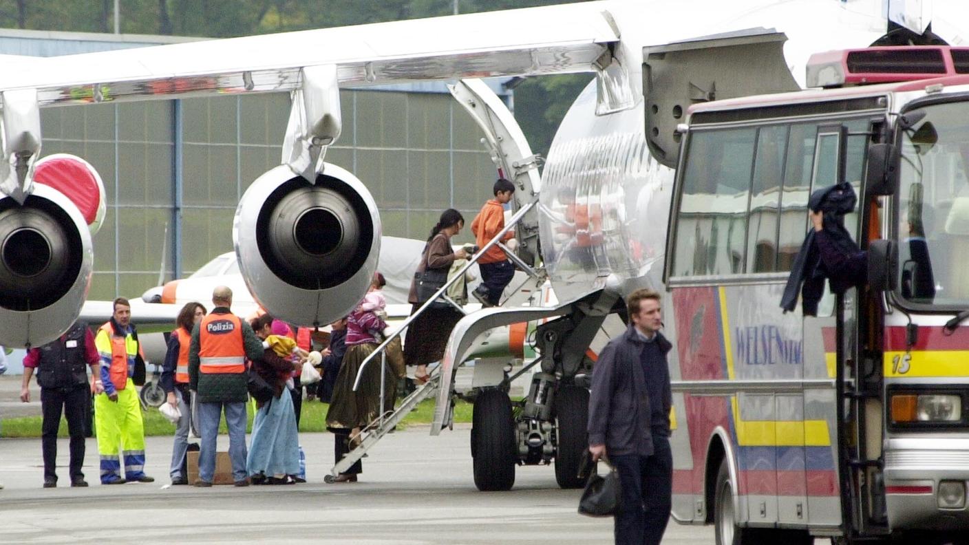 Il rimpatrio di un gruppo di ROM dall'aeroporto di Agno