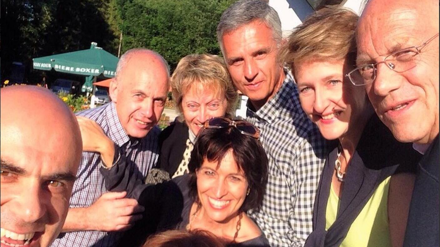 I sette saggi nel "selfie" di gruppo diffuso da Alain Berset