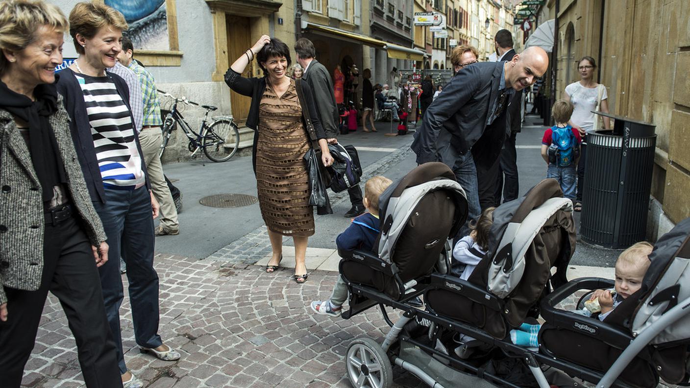 Lungo il percorso dei ministri nel centro citttà, anche alcuni bimbi su un passeggino... a tre piazze 