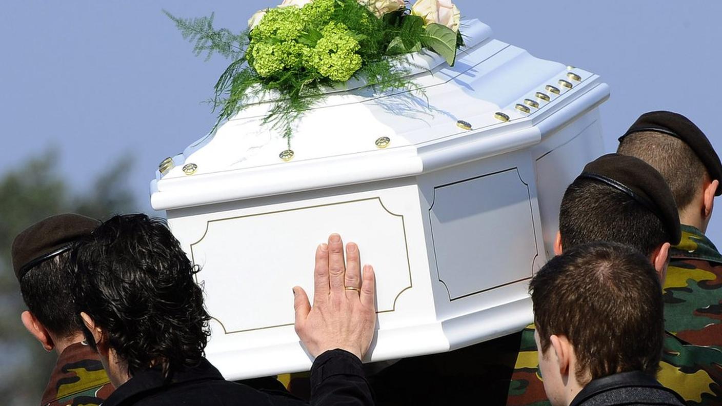 La bara di uno dei bimbi belgi morti a Sierre