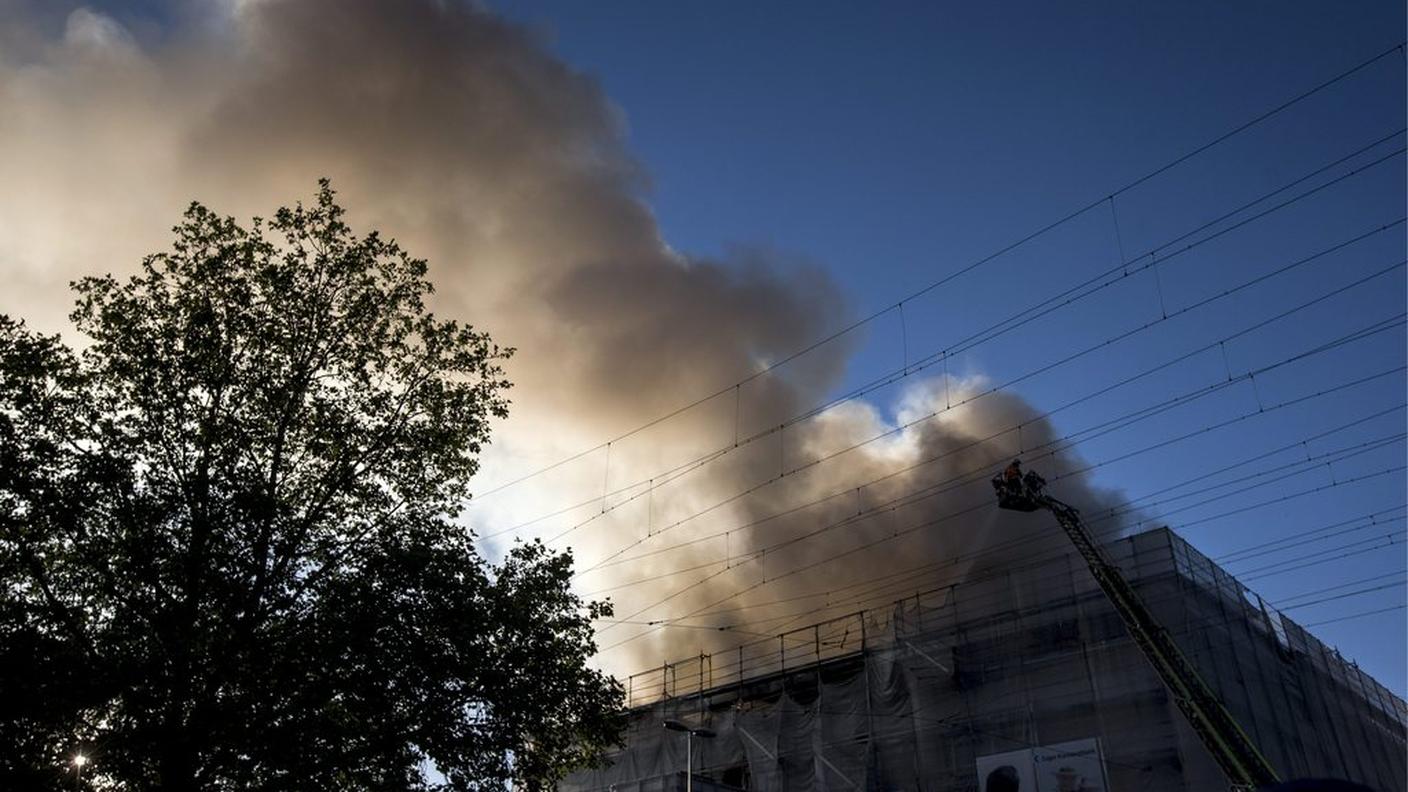 Per domare le fiamme sono intervenute 250 persone