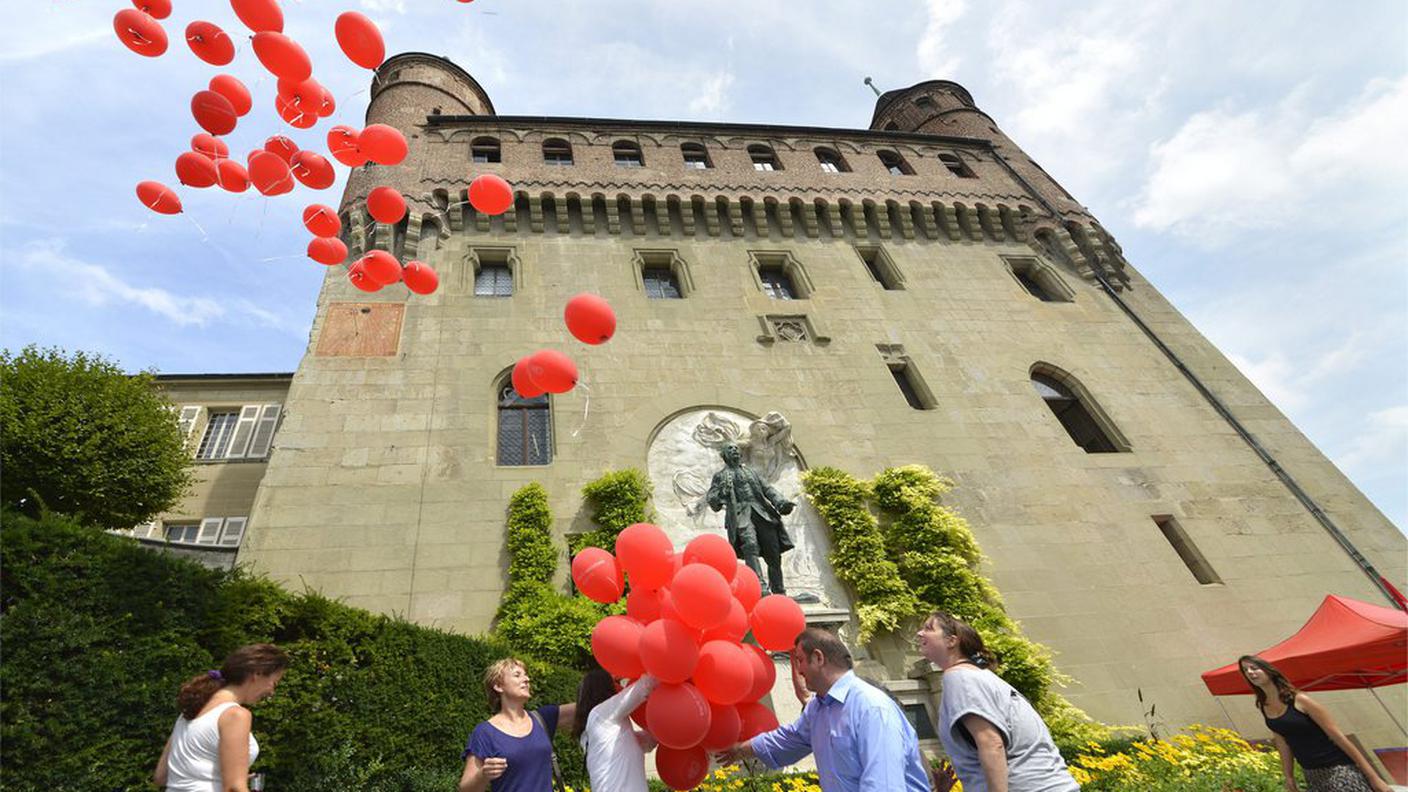 Consegna delle firme alla cancelleria cantonale a Losanna