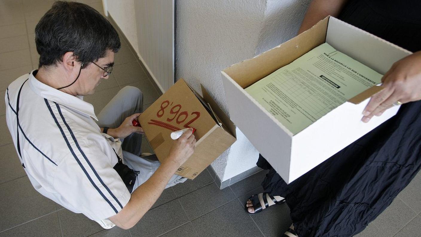 iniziativa popolare scatola firme KY.JPG