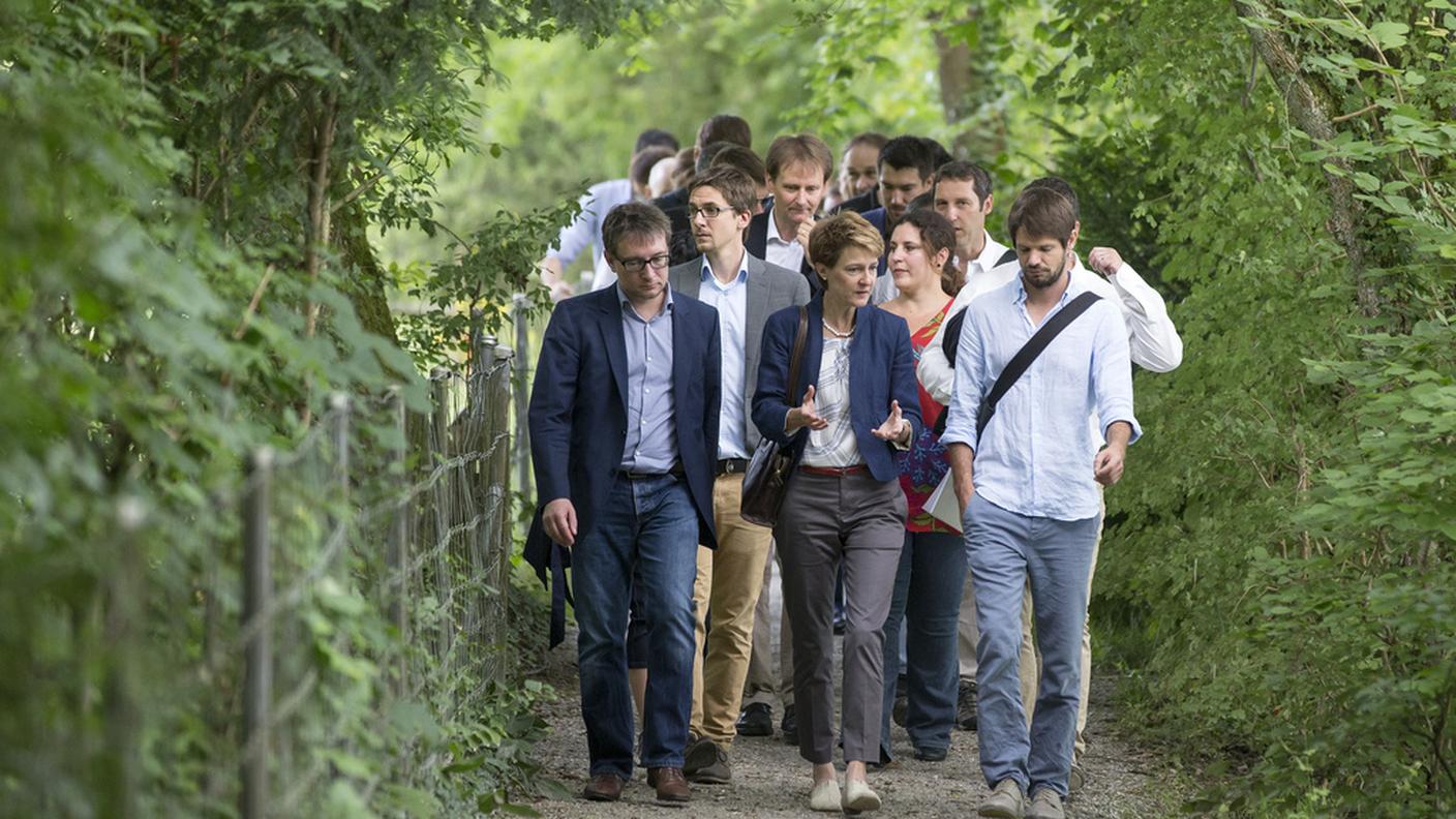 La consigliera federale durante la tradizionale passeggiata lungo l'Aare