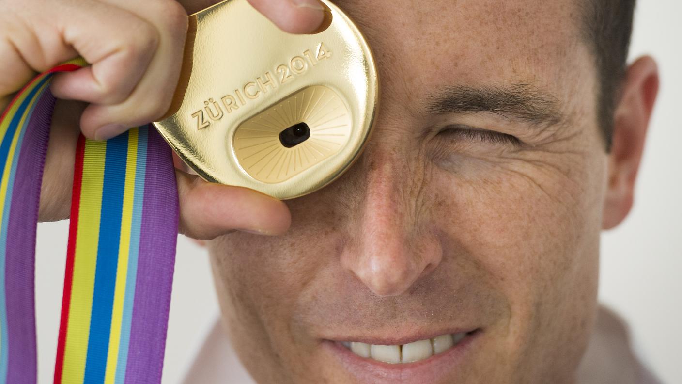 Il maratoneta Viktor Röthlin con la medaglia più ambita