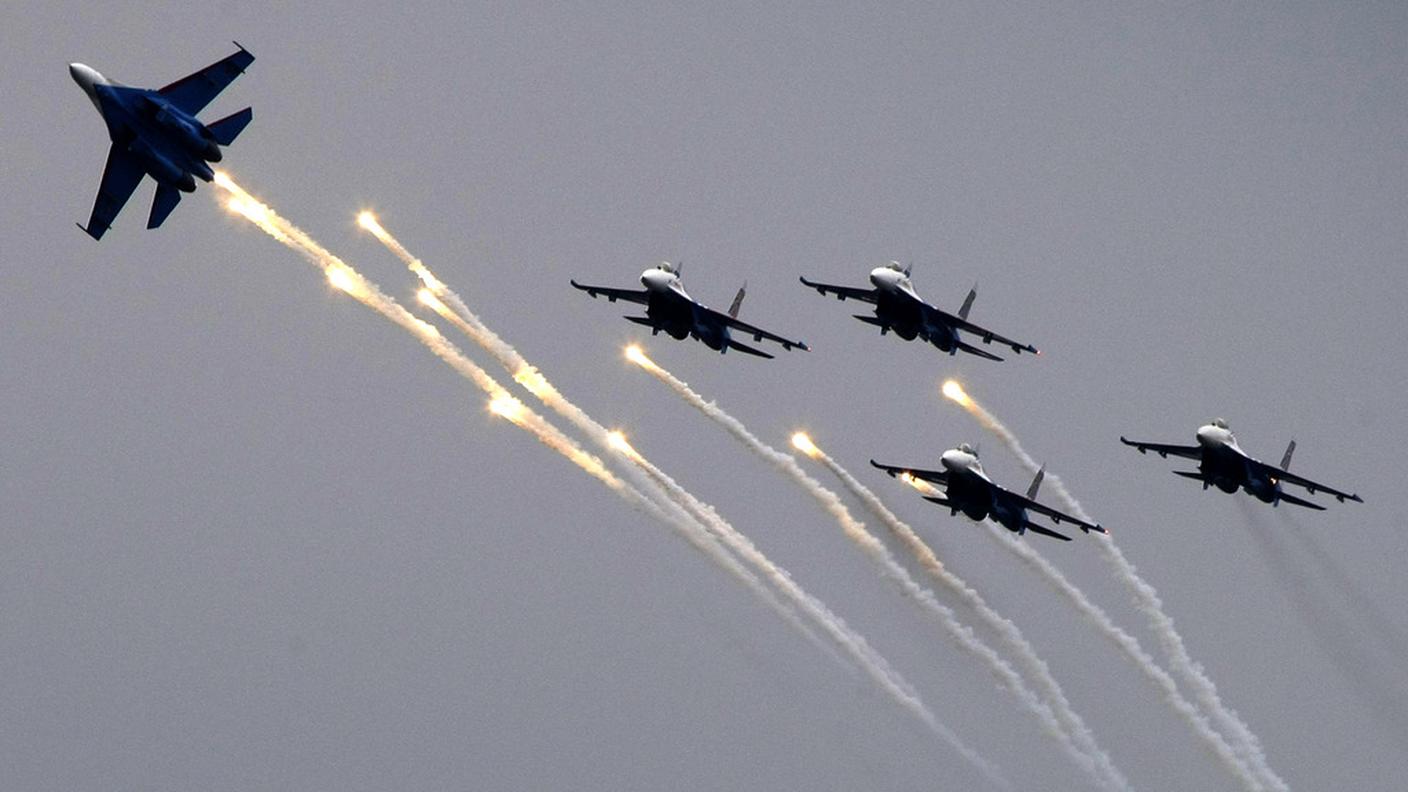 La pattuglia acrobatica durante uno spettacolo aereo