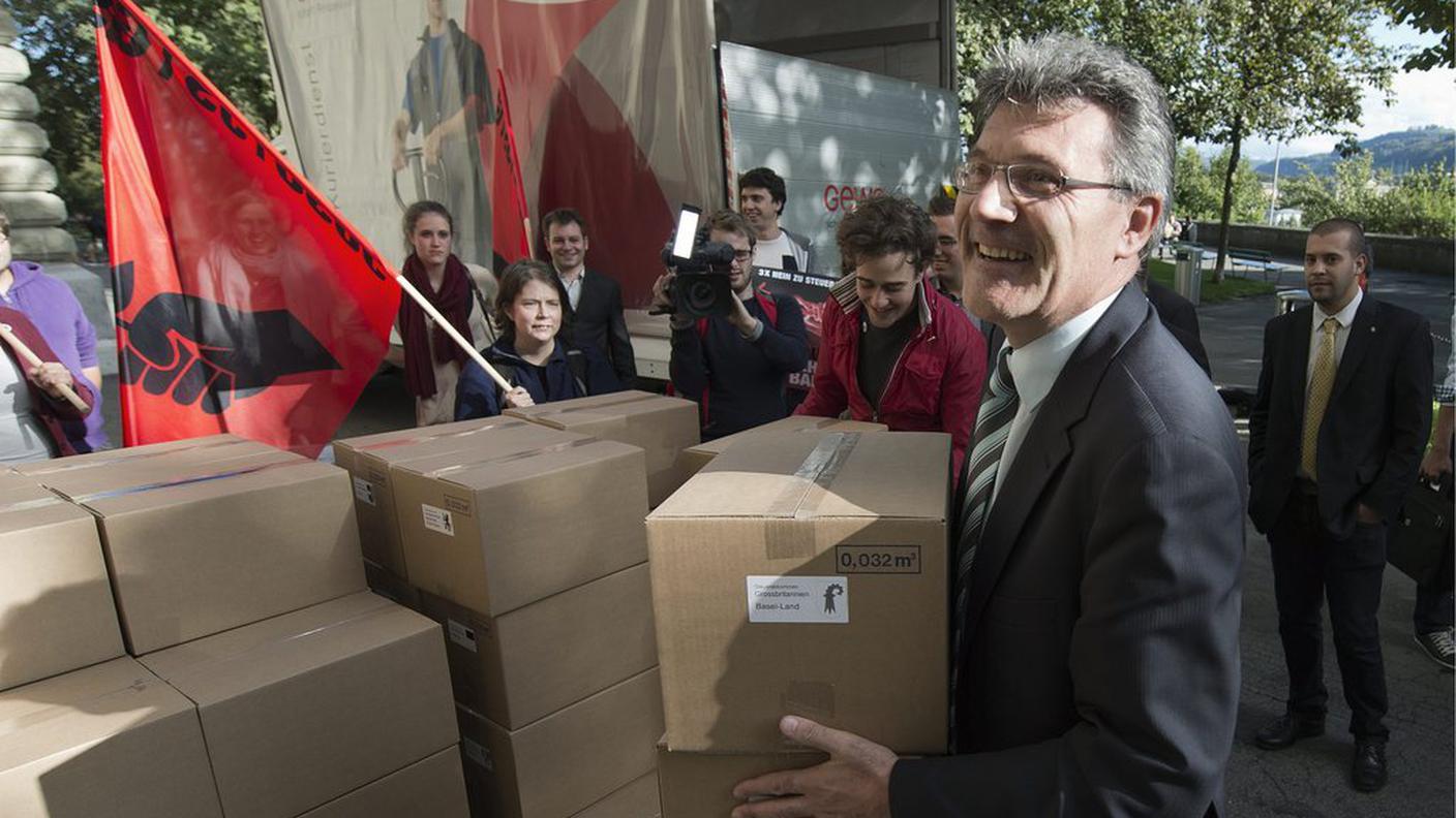 Pirmin Schwander alla consegna delle firme. Quelle valide non sono risultate sufficienti