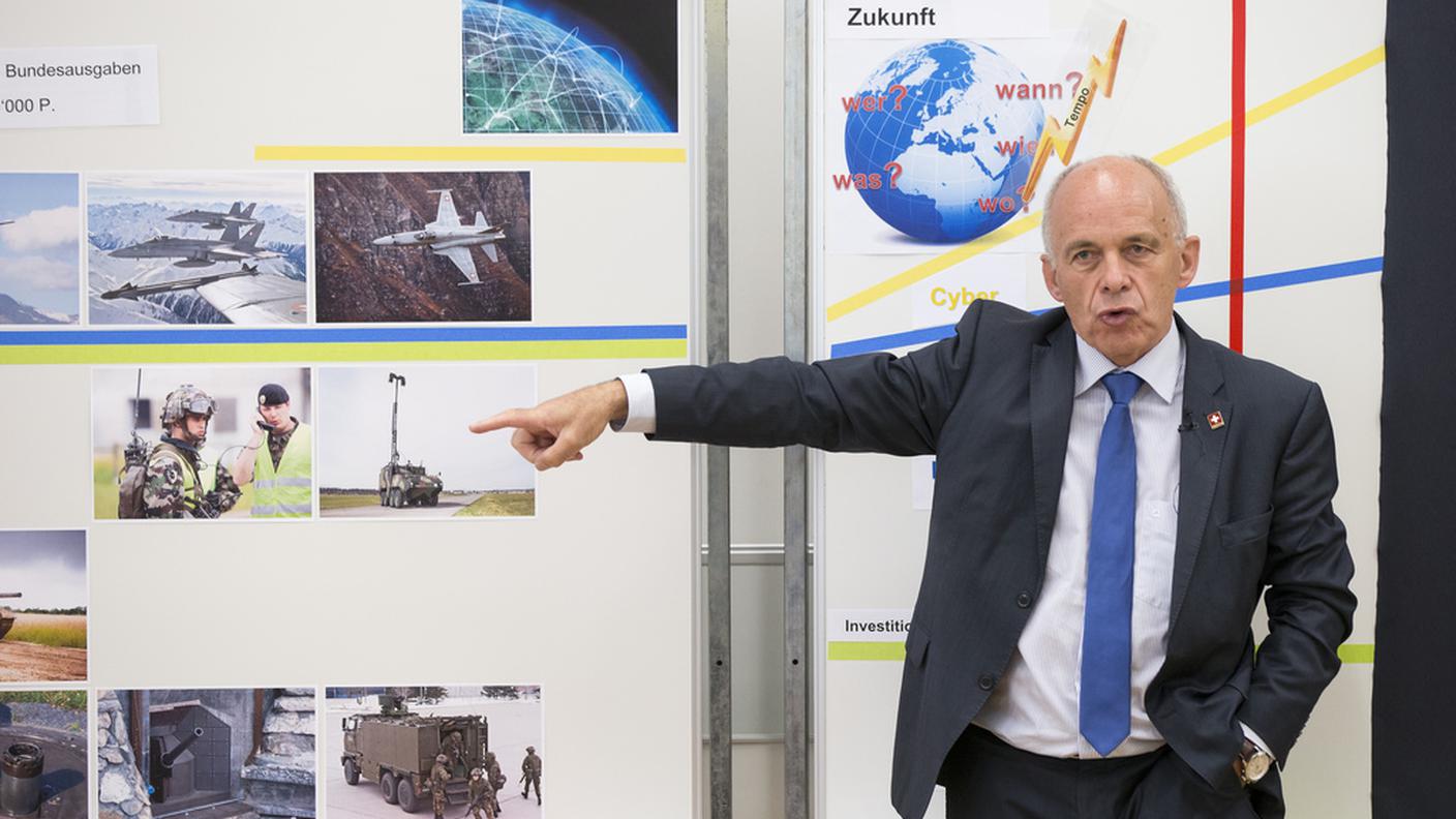 Il ministro della difesa durante l'incontro con i media a Berna