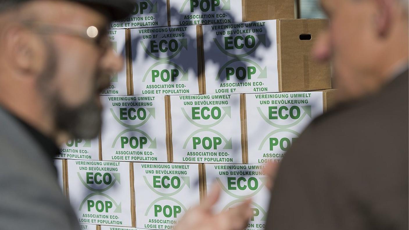 La consegna delle firme nel 2012