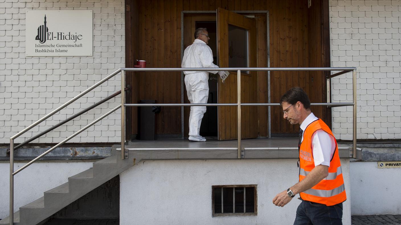 Agenti di polizia sul luogo del barbaro omicidio nella moschea