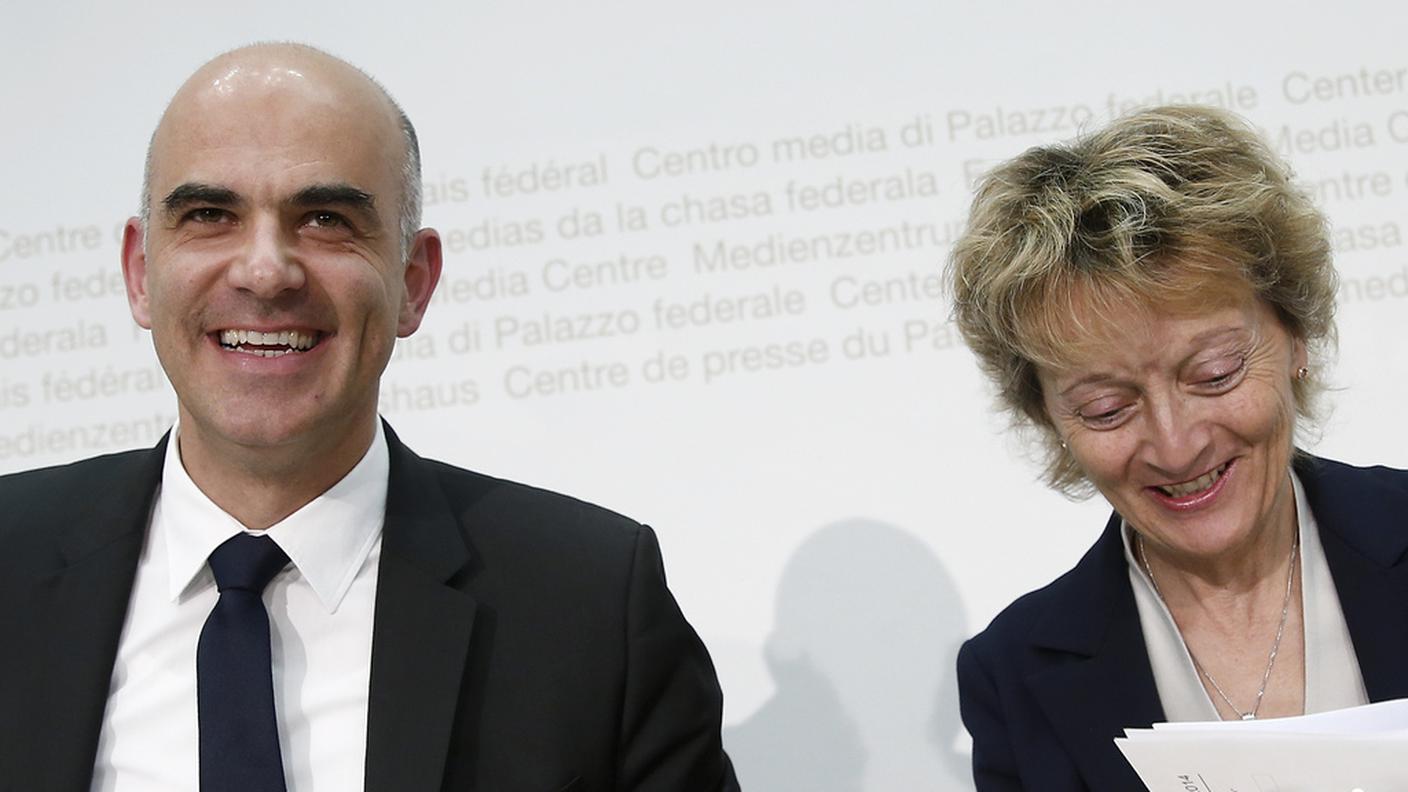 Alain Berset e Eveline Widmer-Schlumpf sorridenti dopo il voto