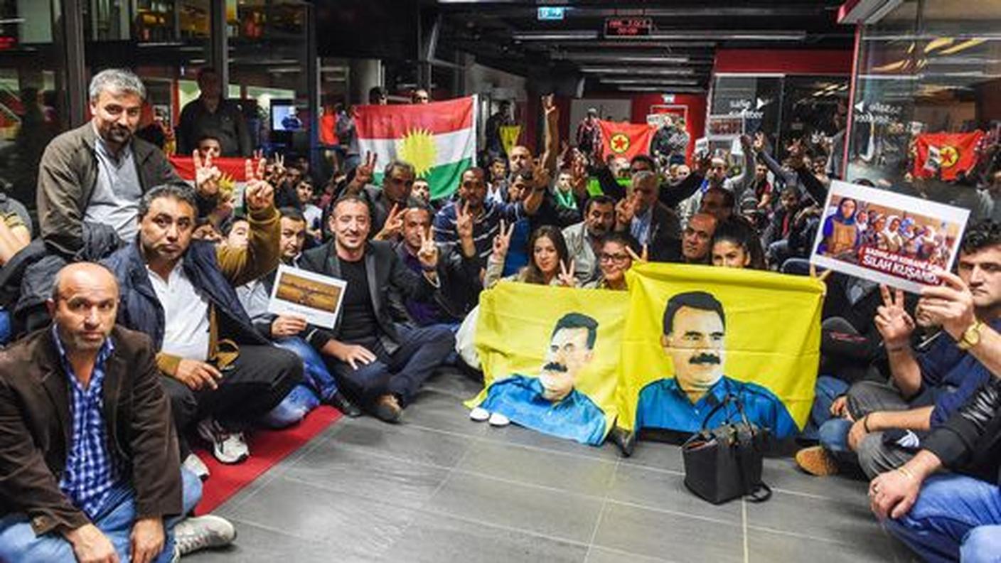 I militanti curdi nella hall della RTS
