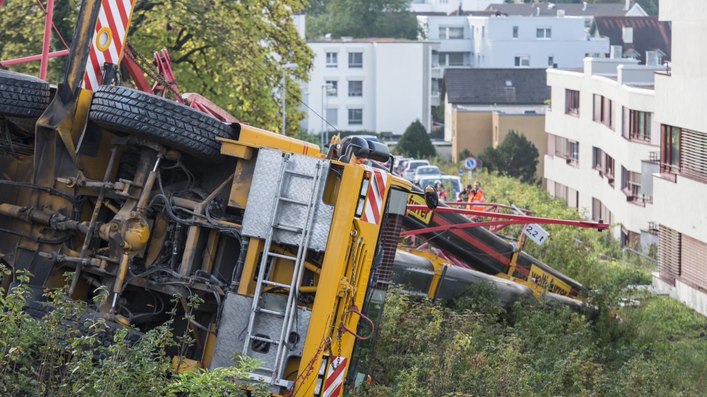 L'autogru si è ribaltata nella scarpata sottostante il cantiere