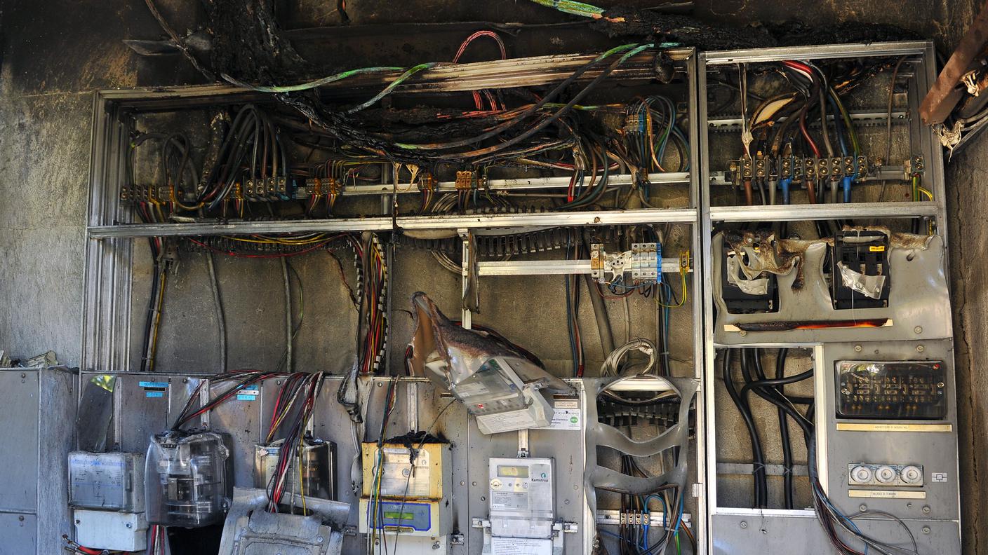 La scarica si è sprigionata manipolando un quadro elettrico
