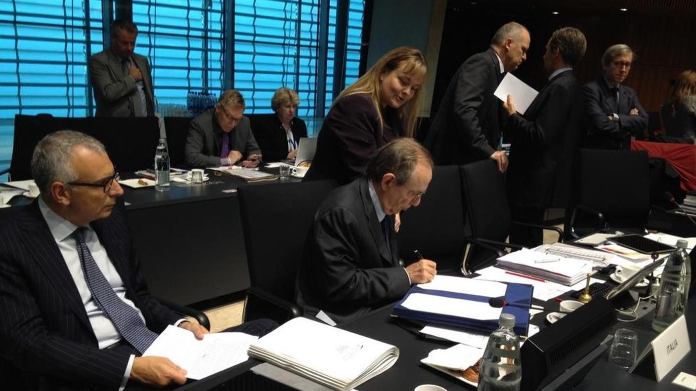 Il momento della firma italiana 