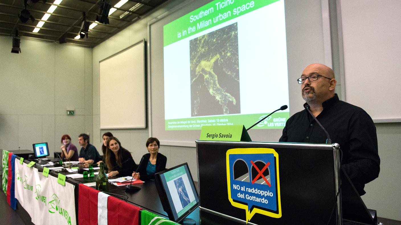 Il coordinatore ticinese Sergio Savoia prende la parola di fronte ai delegati del resto della Svizzera
