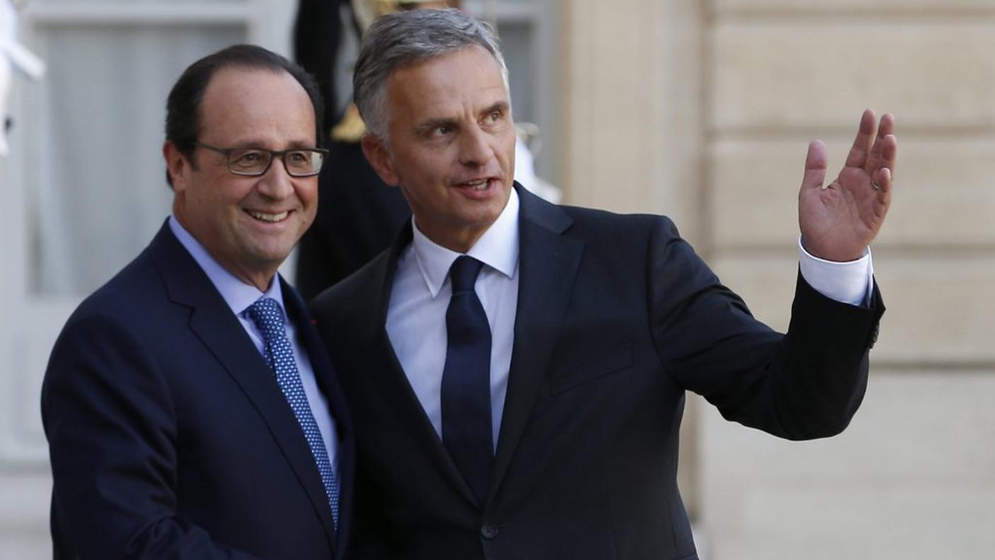 Burkhalter accolto da Hollande al suo arrivo all'Eliseo