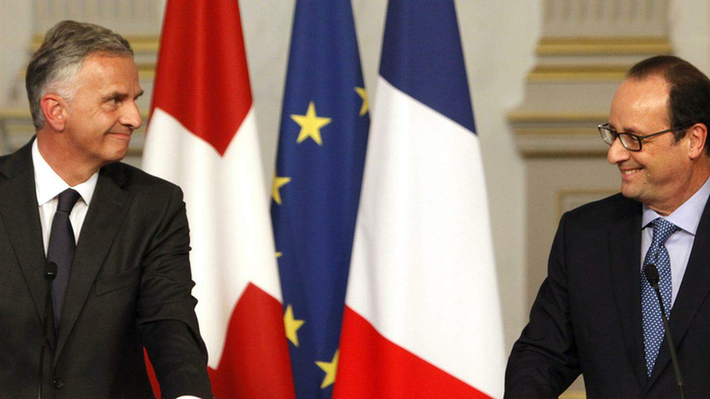 Burkhalter e Hollande durante la conferenza stampa a Parigi