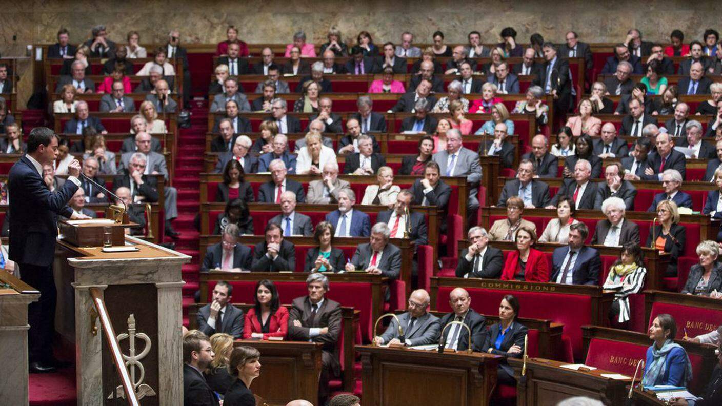 Una recente riunione dell'Assemblea nazionale, col premier Manuel Valls