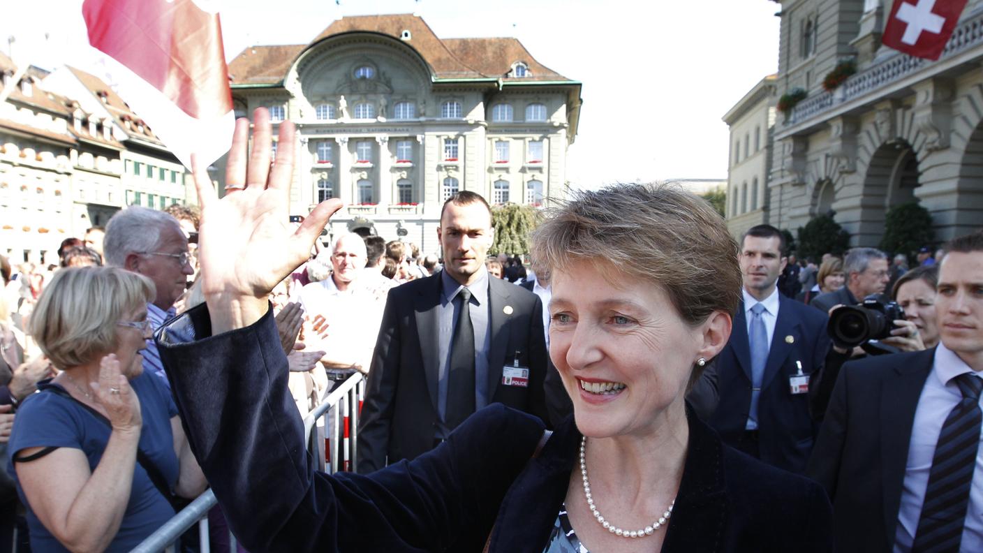 Un saluto ai sostenitori, all'esterno di Palazzo federale, dopo l'elezione in Governo il 22 settembre del 2010