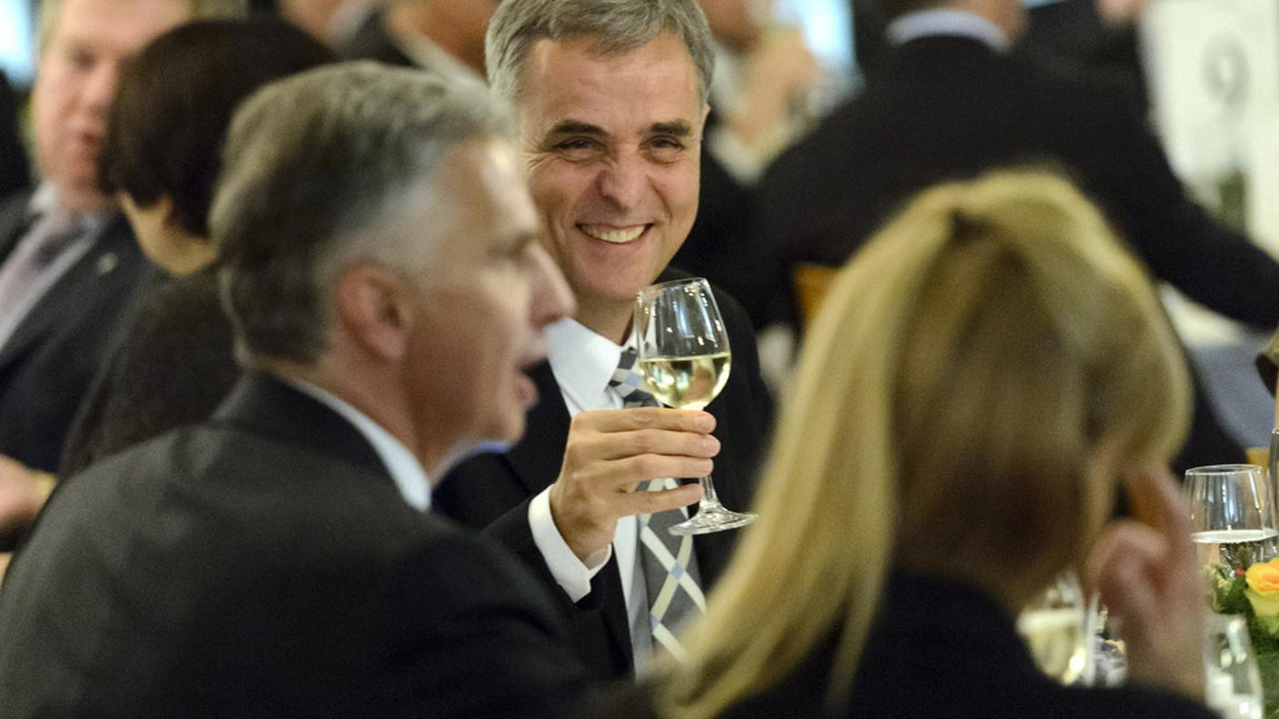 Il ministro Guy Morin in un brindisi a fianco di Didier Burkhalter