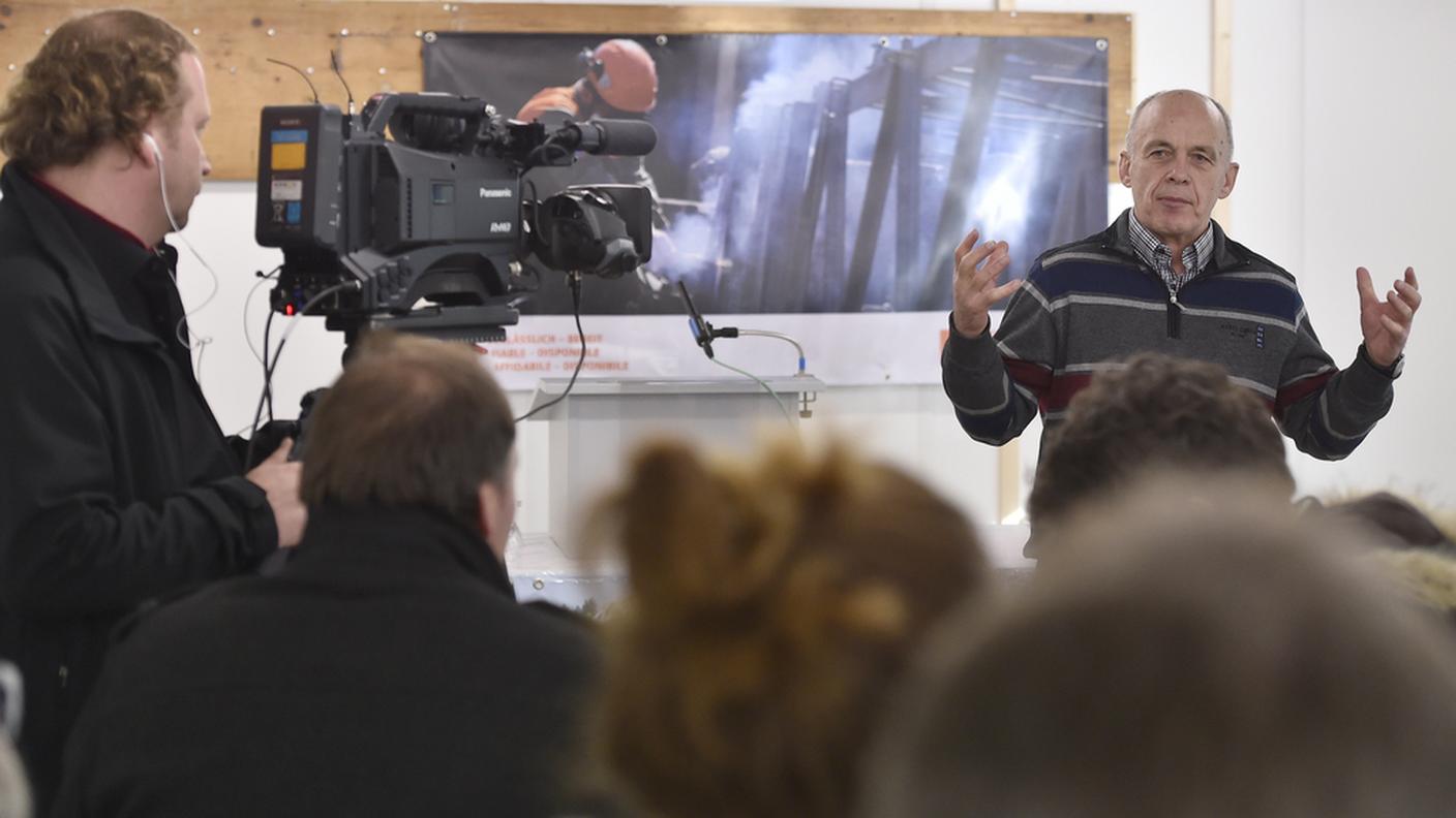 Il ministro della difesa, durante la conferenza stampa ad Adebolden