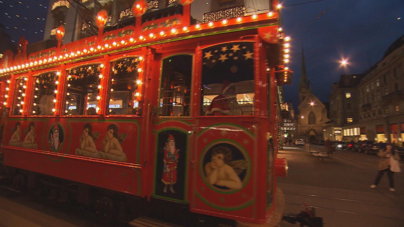 Il tram delle fiabe guidato da Babbo Natale