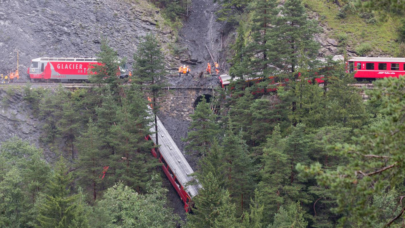 Un morto e 11 feriti, alcuni dei quali con gravi lesioni. È il bilancio delle vittime del deragliamento di un treno passeggeri della ferrovia retica, investito da una frana il 13 agosto vicino a Tiefencastel. Tre vagoni finiscono fuori dalle rotaie e uno di essi precipita lungo un rigido pendio