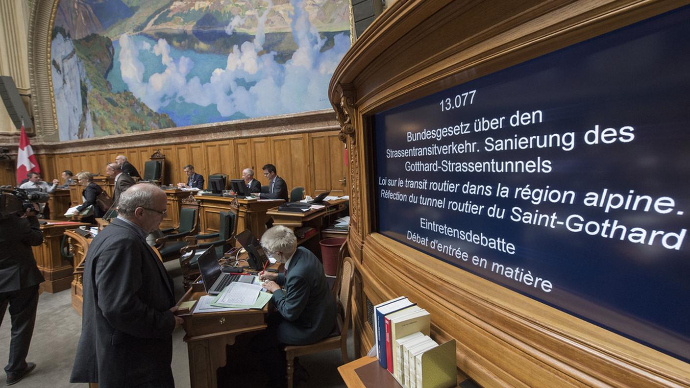 È il Consiglio nazionale, il 24 settembre, a sancire il via libera definitivo del Parlamento al raddoppio del tunnel del San Gottardo. Gli Stati avevano già dato il loro avallo in marzo. La costruzione della seconda canna finisce però nel mirino del referendum promosso da sinistra e ambientalisti. E una votazione popolare potrebbe al più presto svolgersi già nel giugno del prossimo anno