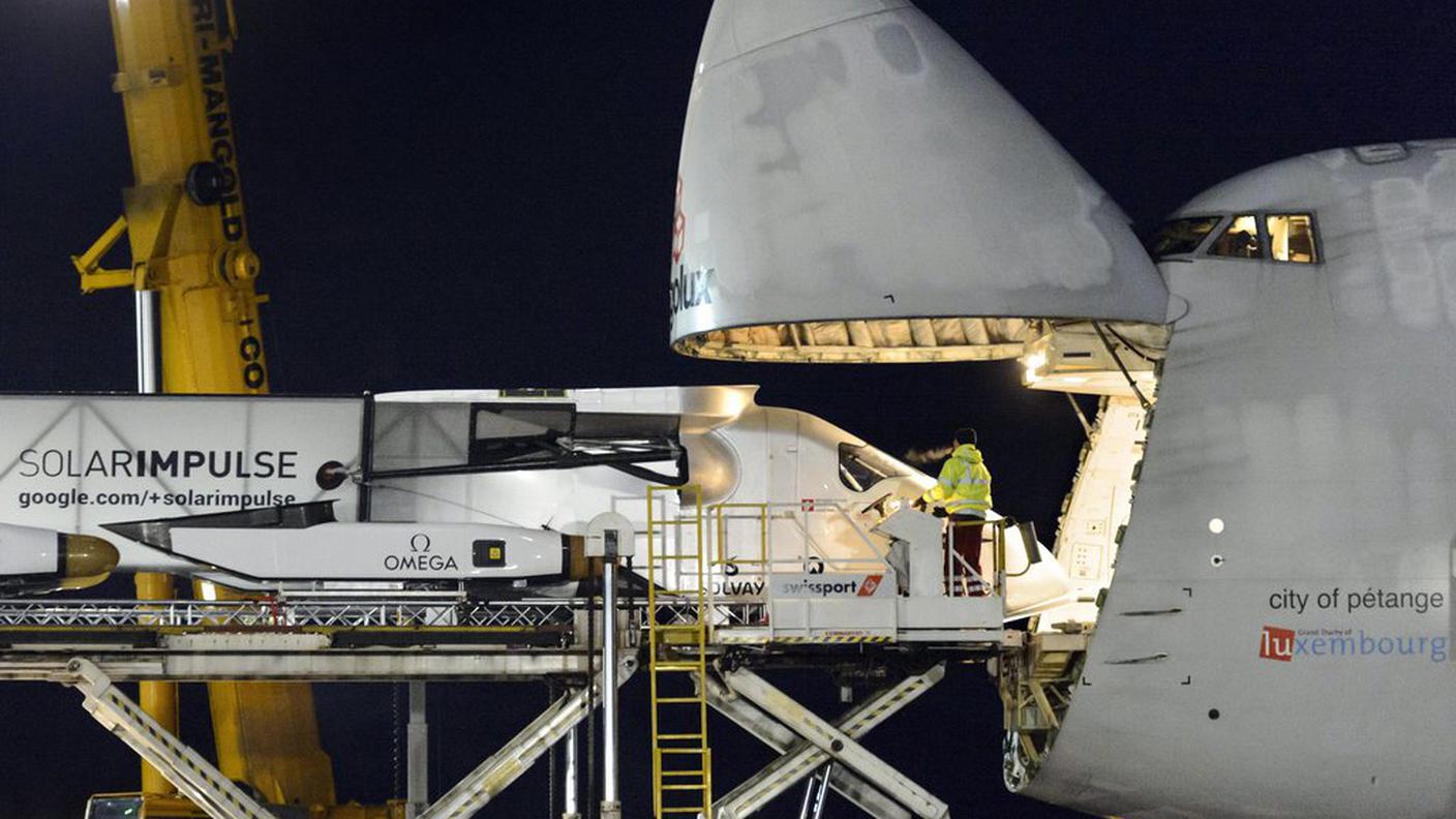 L'aereo solare viene caricato sul Jumbo