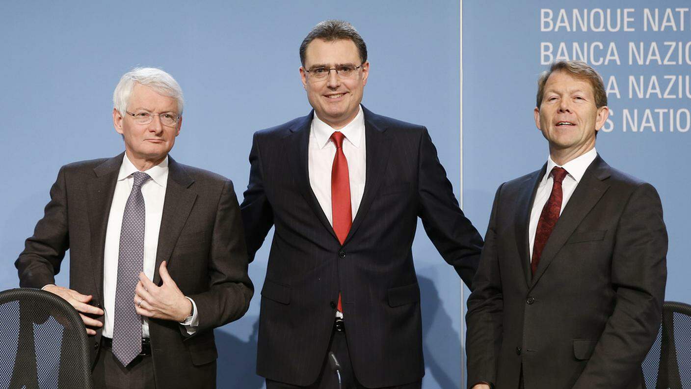 Jean Pierre Danthine (s) con il presidente della BNS Thomas Jordan (c) e il membro della direzione generale Fritz Zurbrügg (d)
