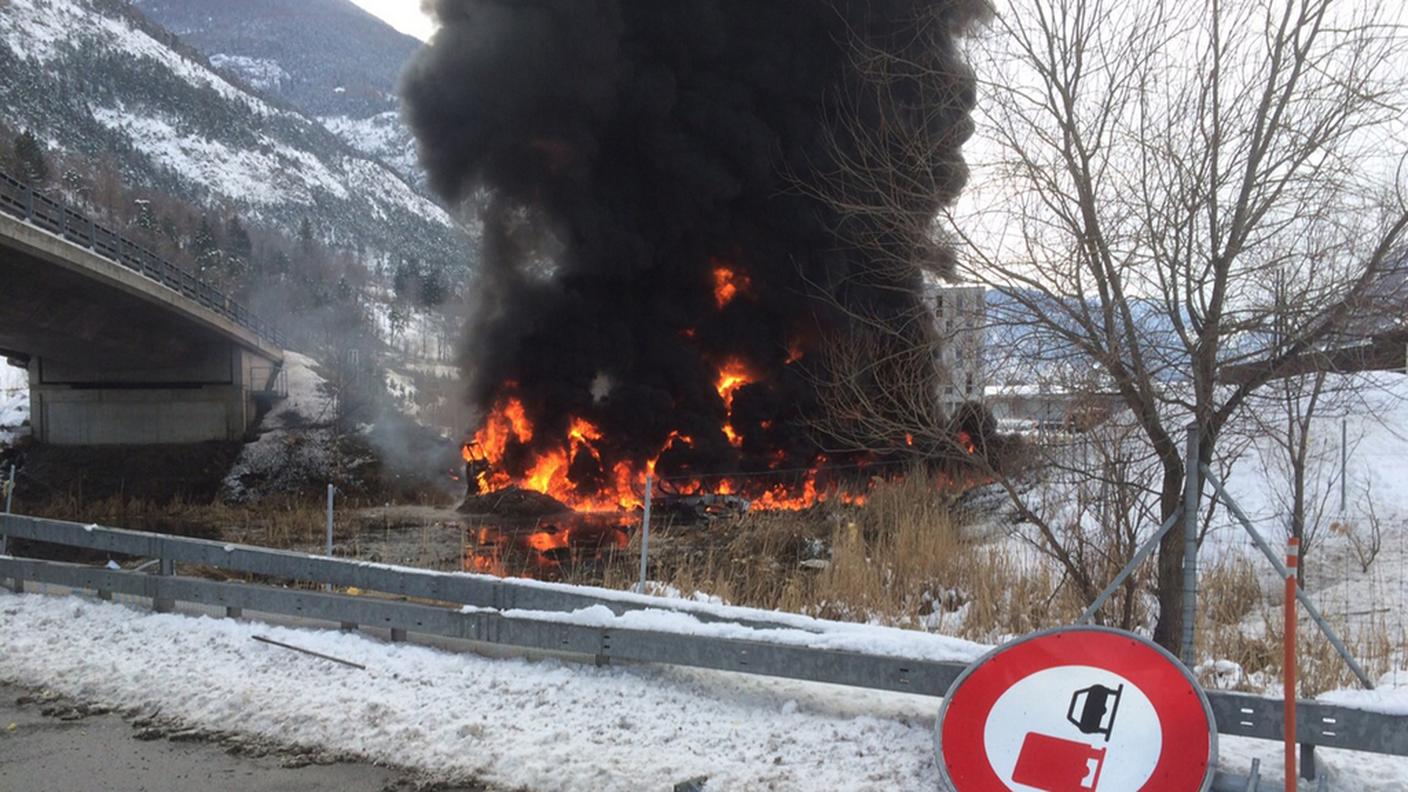Il denso fumo scaturito dall'incendio del liquido tossico