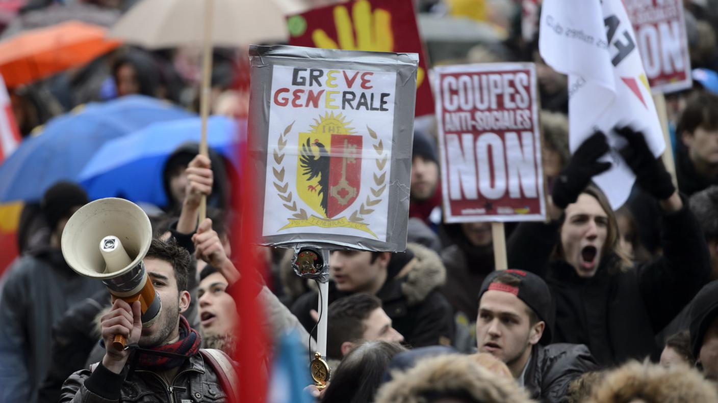 Funzionari, docenti e studenti in piazza a Ginevra