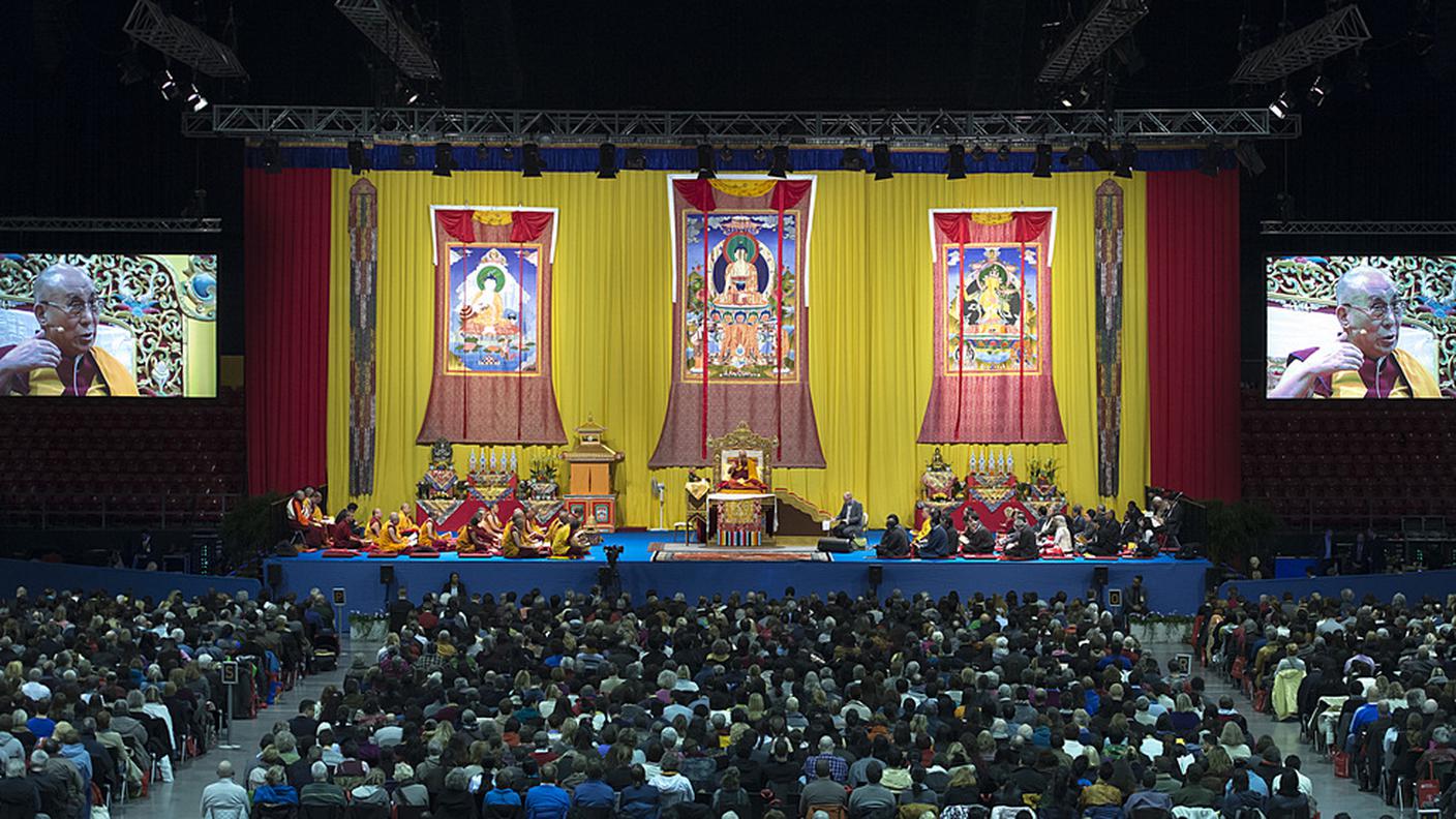La Sankt Jakobs-Halle affollata per ascoltare la guida spirituale tibetana