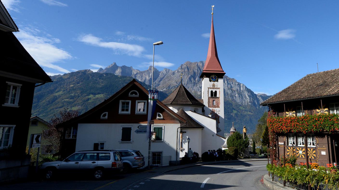 La ribellione della chiesa di Bürglen agli ordini del vescovo Huonder è diventata un caso nazionale