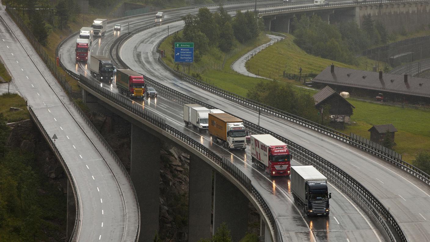 I transiti di camion attraverso le Alpi sono circa 1,2 milioni l'anno, quasi il doppio della soglia fissata dalla legge