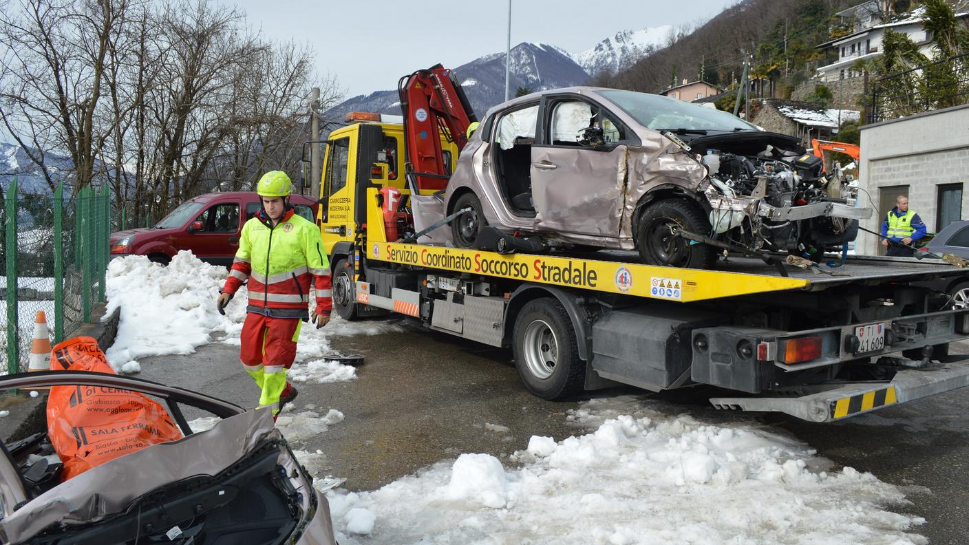 Il rottame appoggiato su un camion del Soccorso stradale