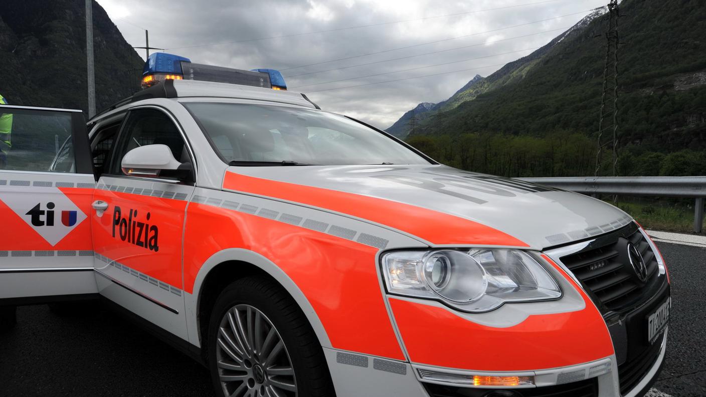 La polizia ha dovuto deviare il traffico sulla seconda corsia