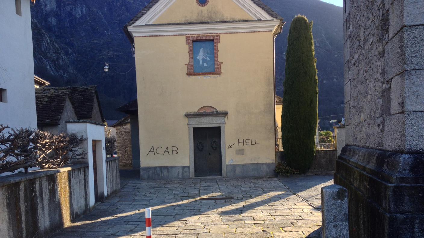 Le scritte sulla facciata della chiesa