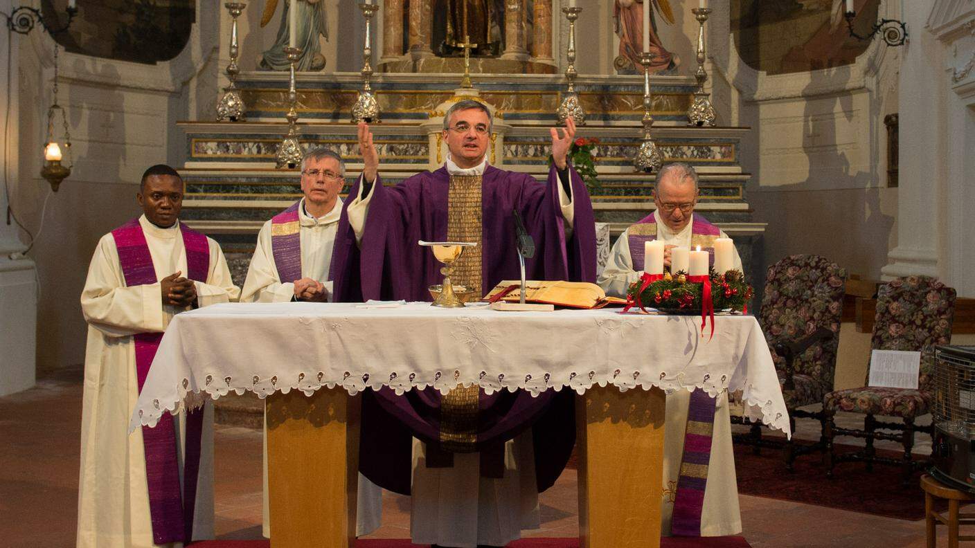Il vescovo di Lugano ritratto durante la sua visita in valle di Muggio a dicembre